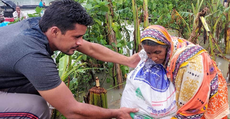 চরাঞ্চলের ৭০টি বাড়িতে খাবার পৌঁছে দিলেন মামুন বিশ্বাস