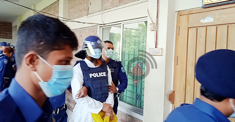 আদালতে ঝর্ণাকে হিজাব খুলতে নিষেধ করলেন মামুনুল হক