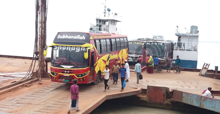 পাটুরিয়া-দৌলতদিয়ায় নিষেধাজ্ঞা অমান্য করে ফেরিতে বাস পারাপার