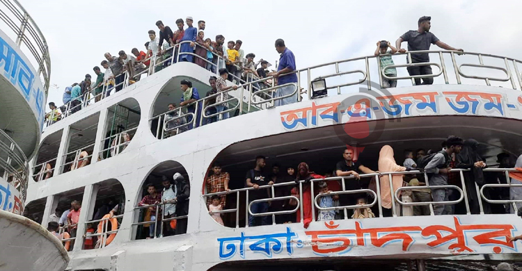 চাঁদপুর লঞ্চঘাটে ঘরমুখো মানুষের ভিড়