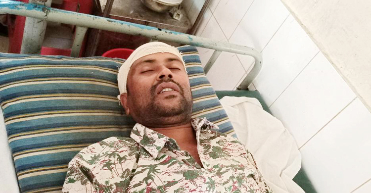 খোলা জায়গায় মলত্যাগে বাধা দেওয়ায় ভাই-ভাবিকে পিটিয়ে আহত