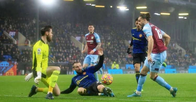 Rodriguez strike denies Man Utd