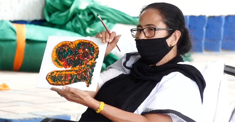 প্রচারণা নিষিদ্ধ: ধর্ণায় বসে ছবি আঁকছেন মমতা