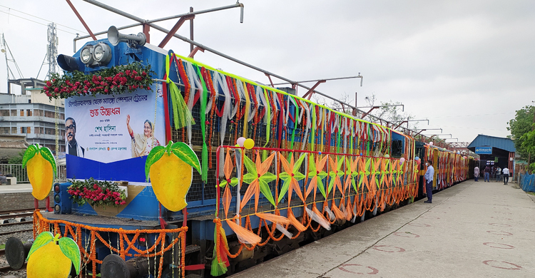 আম নিয়ে ঢাকা গেল ম্যাংগো স্পেশাল ট্রেন