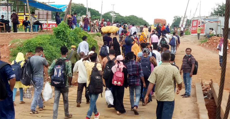 চাকরি বাঁচাতে ভোগান্তি মাথায় নিয়ে ঢাকামুখী হচ্ছে মানুষ