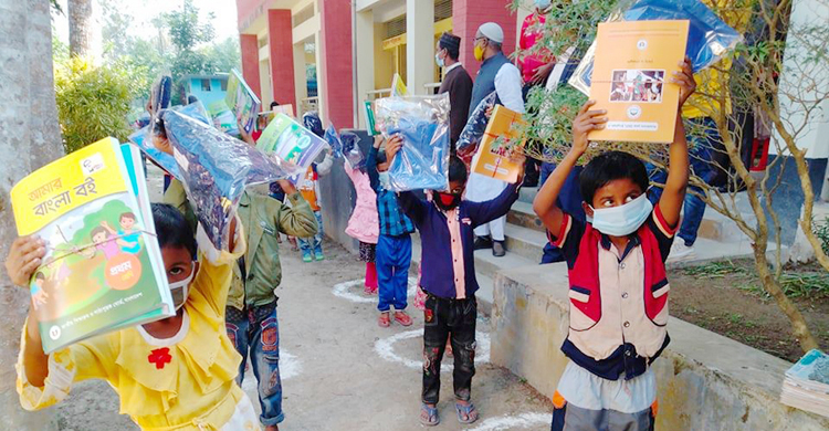 নতুন বইয়ের সঙ্গে পোশাকও পেল শিক্ষার্থীরা