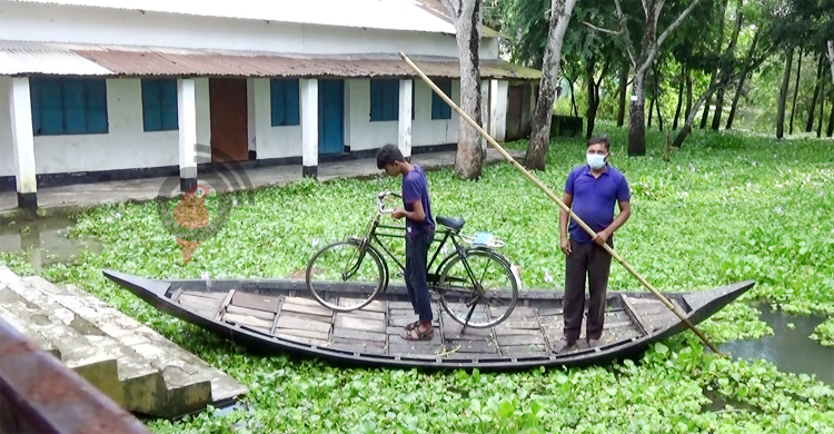 স্কুল আঙিনায় চলছে নৌকা
