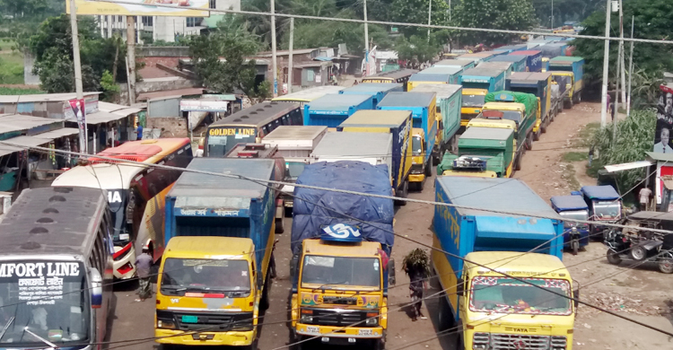 পাটুরিয়ায় যানবাহনের ভিড়, ভোগান্তি যাত্রীদের