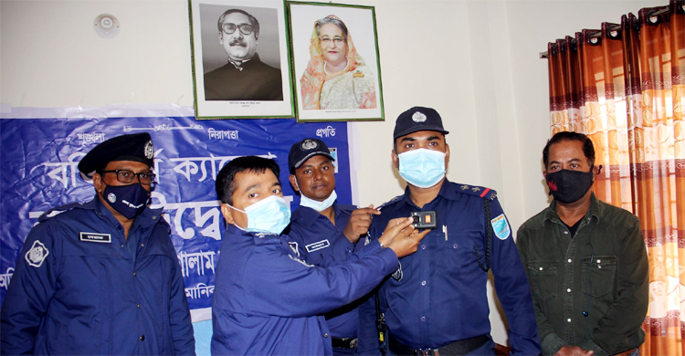 মানিকগঞ্জে ট্রাফিক পুলিশের বডি ওর্ন ক্যামেরা চালু
