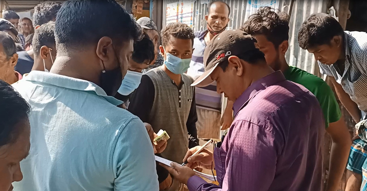 মানিকগঞ্জে তেল মজুদ-অধিক দামে বিক্রির দায়ে ৬ ব্যবসায়ীর জরিমানা