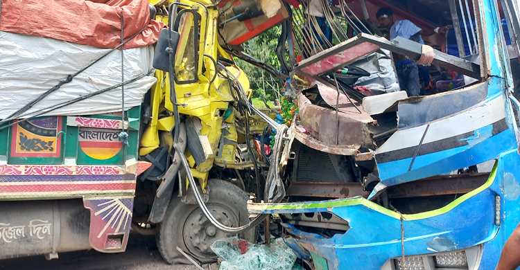 মানিকগঞ্জে বাস-ট্রাক সংঘর্ষে নিহত ১, দুই ঘণ্টা যান চলাচল বন্ধ