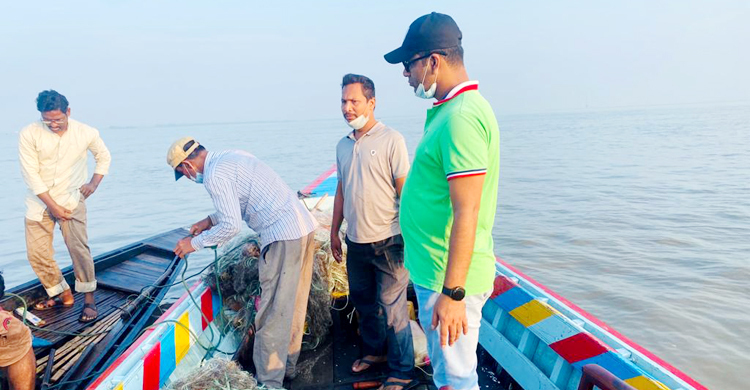 নিষেধাজ্ঞা অমান্য করে ইলিশ শিকারে ৭ জনকে জরিমানা