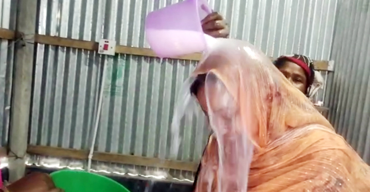 জেলা পরিষদ সদস্যের মাথায় দুধ ঢেলে মানত পালন করলেন দুই মেম্বার