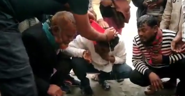 নির্বাচনে জেতায় দুধ দিয়ে চেয়ারম্যানের মাথা ধোয়ালেন গ্রামবাসী