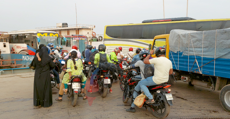 পাটুরিয়া-দৌলতদিয়া রুটে ২৪ ঘণ্টায় সাড়ে ১২ হাজার যানবাহন পারাপার