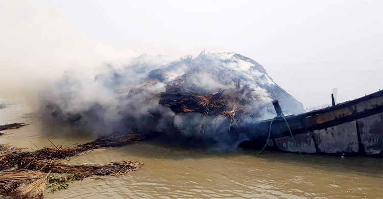 চাঁদা না দেওয়ায় পাটকাঠিবোঝাই ট্রলারে আগুন