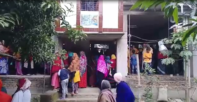 ঘরে ঢুকে প্রবাসীর স্ত্রী-ছেলেকে ছুরিকাঘাতে হত্যা