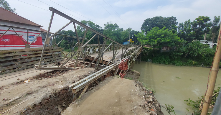 ইছামতিতে হেলে পড়লো ব্রিজ, অর্ধশতাধিক গ্রামের মানুষের ভোগান্তি