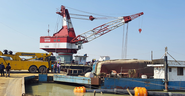 তিনদিনেও উদ্ধার হয়নি ফেরি, যানবাহন চালক-মালিকদের ক্ষোভ