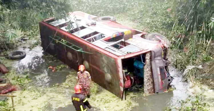 অটোরিকশাকে চাপা দিয়ে খাদে পড়ল বাস