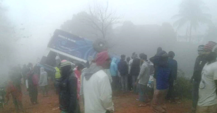 মানিকগঞ্জে ঘনকুয়াশায় বাস উল্টে আহত ২০