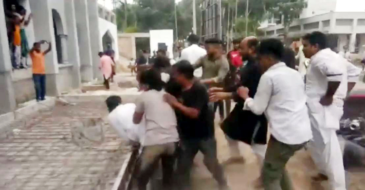 মানিকগঞ্জে ফুল দেওয়াকে কেন্দ্র করে আ’লীগের দুই গ্রুপে সংঘর্ষ