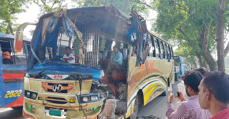 মানিকগঞ্জে দুই বাসের মুখোমুখি সংঘর্ষে যুবক নিহত