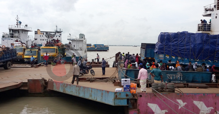 ঘরমুখো মানুষের চাপ বাড়ছে পাটুরিয়ায়