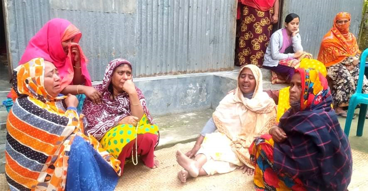 মায়ের মরদেহের পাশে চুপচাপ বসেছিলেন ছেলে