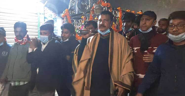 কাঁধে করে হিন্দু নারীর মরদেহ শ্মশানে নিলেন মুসলিম মেয়র