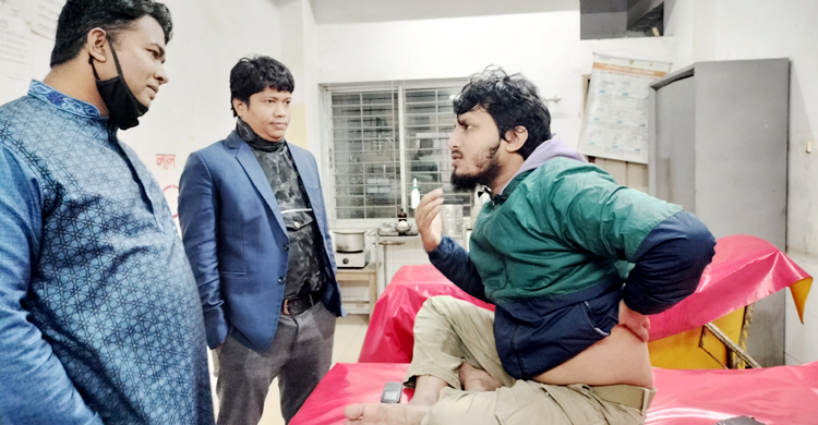 বাড়ির ওপর দিয়ে যাওয়ায় শিক্ষককে রড দিয়ে পিটুনি