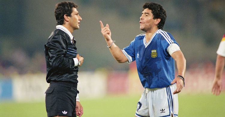 বিশ্বকাপের সেই ফাইনাল শুরুর আগেই লাল কার্ড পেতে পারতেন ম্যারাডোনা