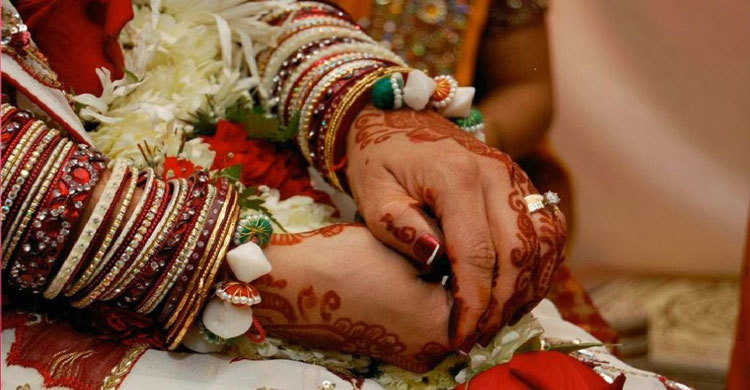 ১৭ বছরের ছেলেকে বিয়ে দিয়ে ধরা খেলেন বাবা