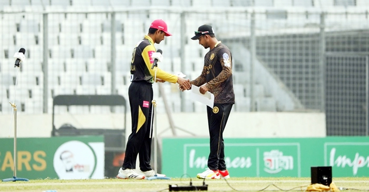 টস হেরে ব্যাটিংয়ে ঢাকা, শুরুতেই ধাক্কা