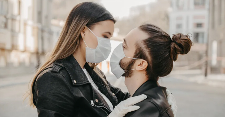 করোনা রোধে দৈহিক সম্পর্কের সময় মাস্ক পরার পরামর্শ