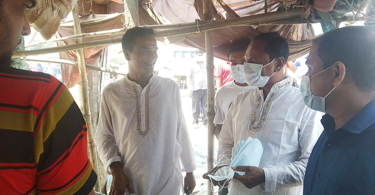 মাস্ক না পরে স্টলে আড্ডা, দুই কাউন্সিলরকে জরিমানা