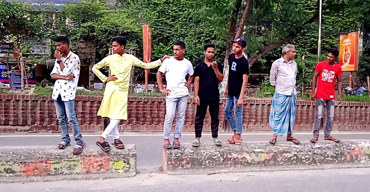 মাস্ক ছাড়া বাইরে বের হওয়ার শাস্তি সড়ক বিভাজকের ওপর দাঁড়িয়ে থাকা