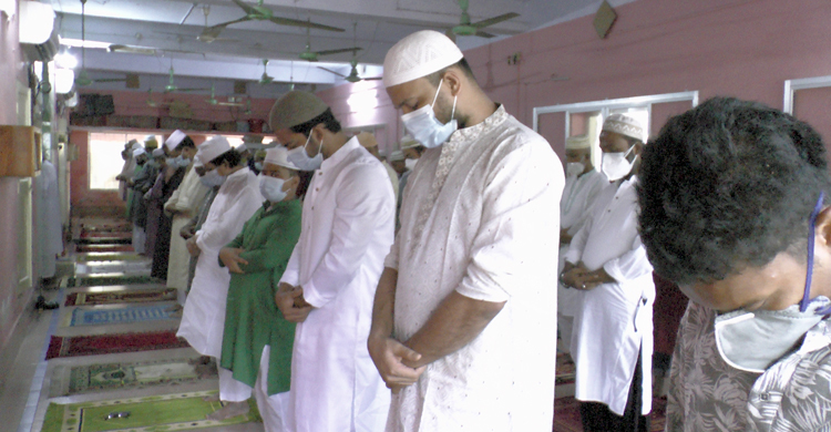 করোনামুক্ত হয়ে মসজিদে ঈদের নামাজ পড়লেন মাশরাফি