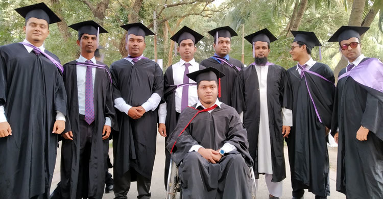 হুইল চেয়ারে সমাবর্তনে গ্র্যাজুয়েট মাসুদ রানা