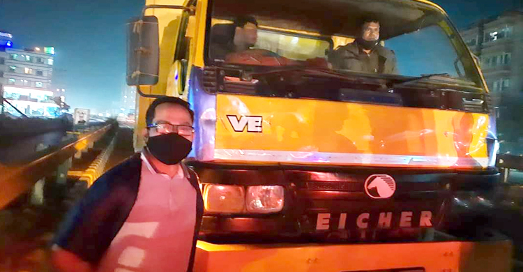 রাতের আঁধারে মাটি কেটে ৩ লাখ টাকা জরিমানা গুনলেন ব্যবসায়ী