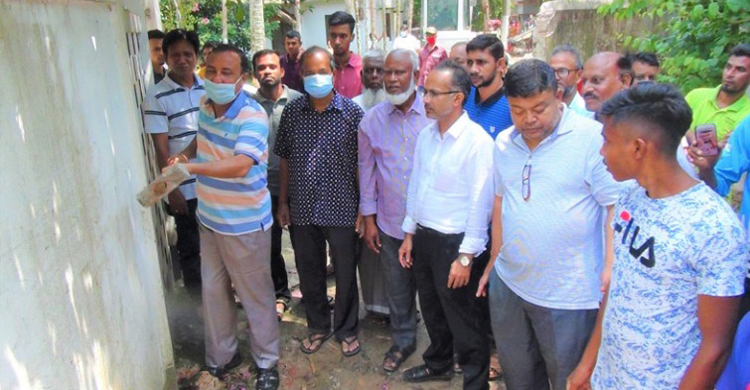 সীমানাপ্রাচীর ভেঙে রাস্তার জায়গা দিলেন এলাকাবাসী