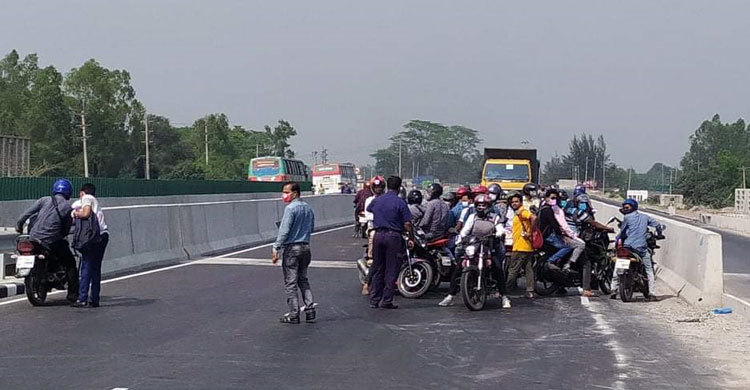 শিমুলিয়া ঘাটের চাপ সামলাতে নেমে পড়লেন ডিসি-এসপি