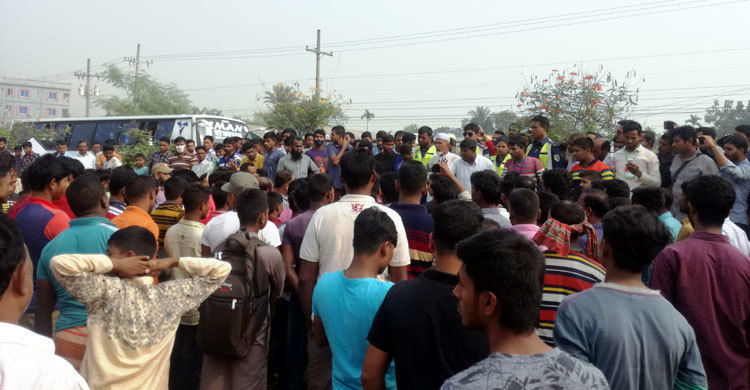 মাওনা চৌরাস্তায় মহাসড়ক অবরোধ, বিপাকে ভর্তিচ্ছু শিক্ষার্থীরা