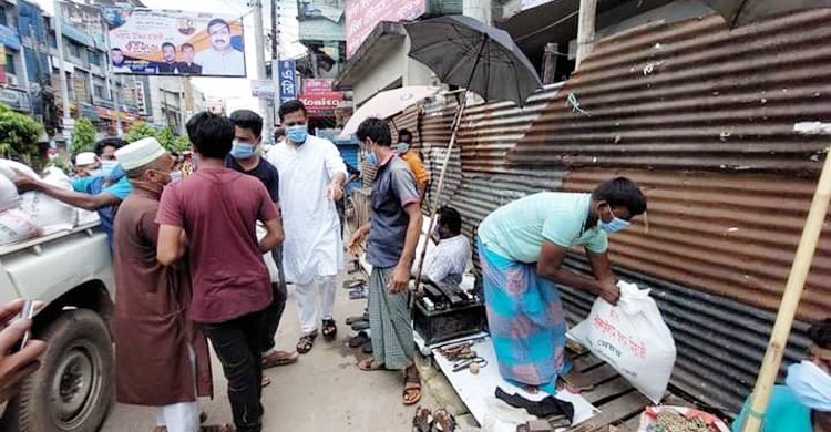 খুঁজে খুঁজে অসহায়দের খাবার দিচ্ছেন ফেনীর পৌর মেয়র