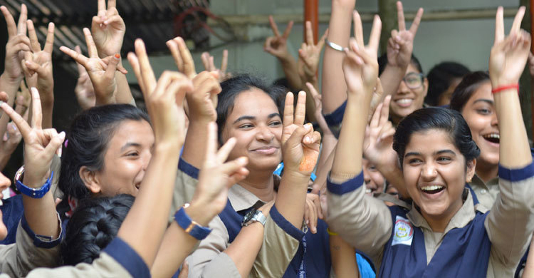 দিনাজপুর শিক্ষা বোর্ডেও এগিয়ে মেয়েরা