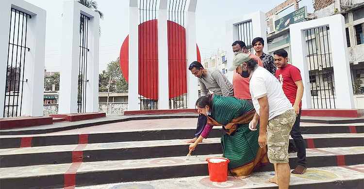 শহীদ মিনারে পৌর মেয়রের আলপনা
