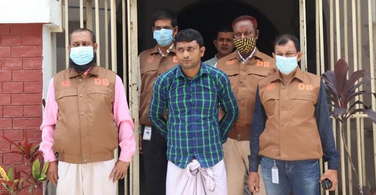 পুলিশ পরিচয়ে গরুর ট্রাক থেকে টাকা নেন তিনি