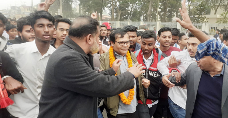 শিক্ষার্থীদের সড়ক অবরোধে মুক্তি পেলেন গ্রেফতার শিক্ষক