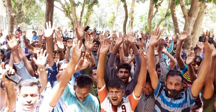 ‘ঘুসের টাকা’ ফেরত চেয়ে আনসার সদস্যদের বিক্ষোভ