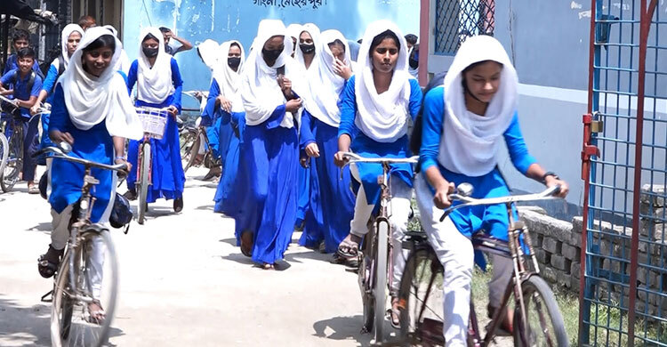 সীমান্তে ছাত্রীদের ভরসা বাইসাইকেল